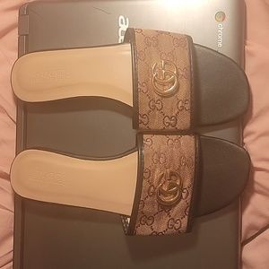 GG CANVAS  SLIDES Size 39 Which is a 8.5 US